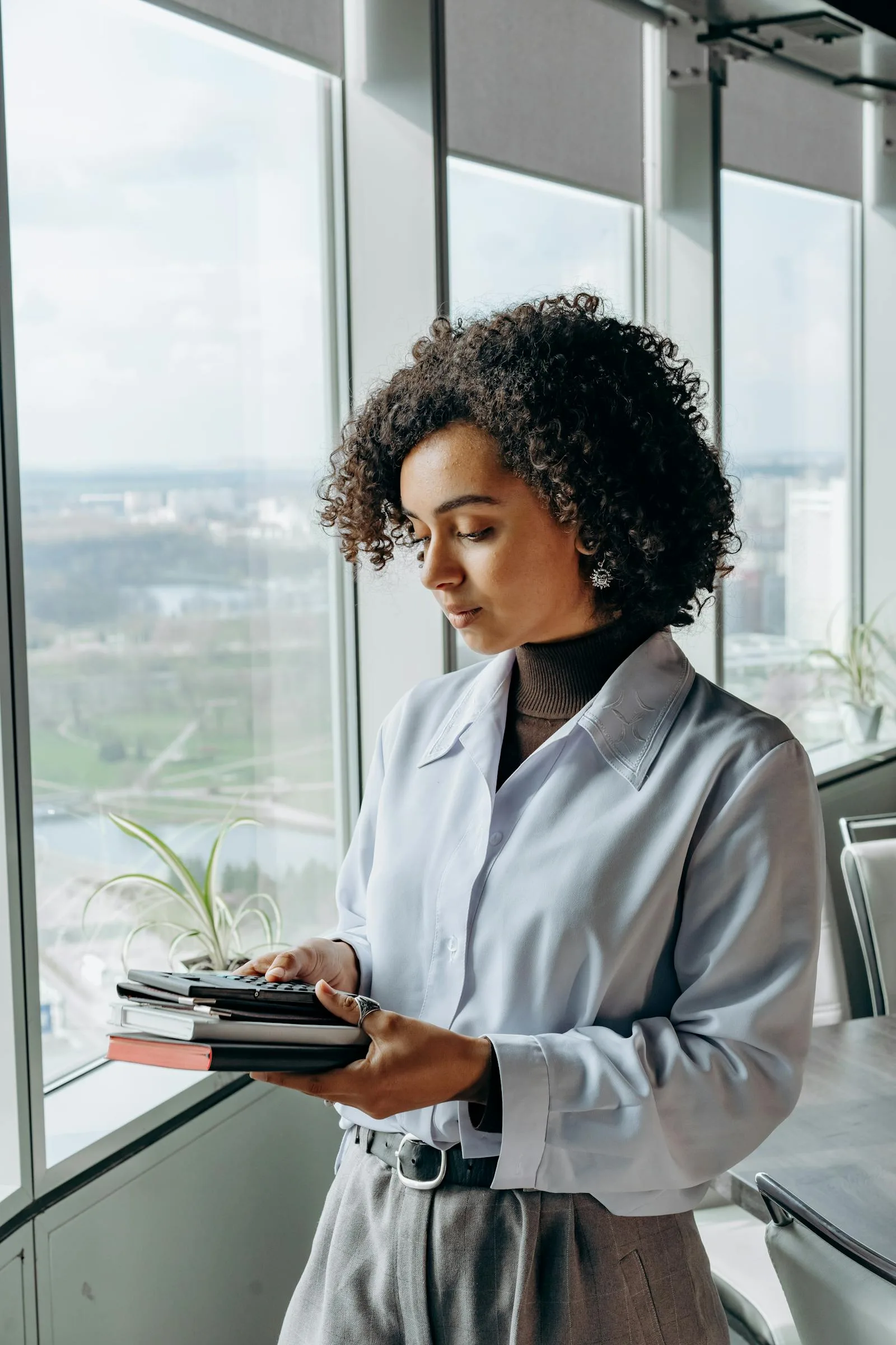 Intérieur du cabinet Nexus Paies Conseils baigné de lumière chaude